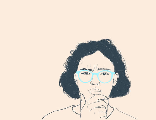 Croquis d'une personne de face, sourcils froncés, le menton dans la main, air soucieux. La personne a les cheveux bouclés type 3b, coupés au carré, et des lunettes de vue bleues.